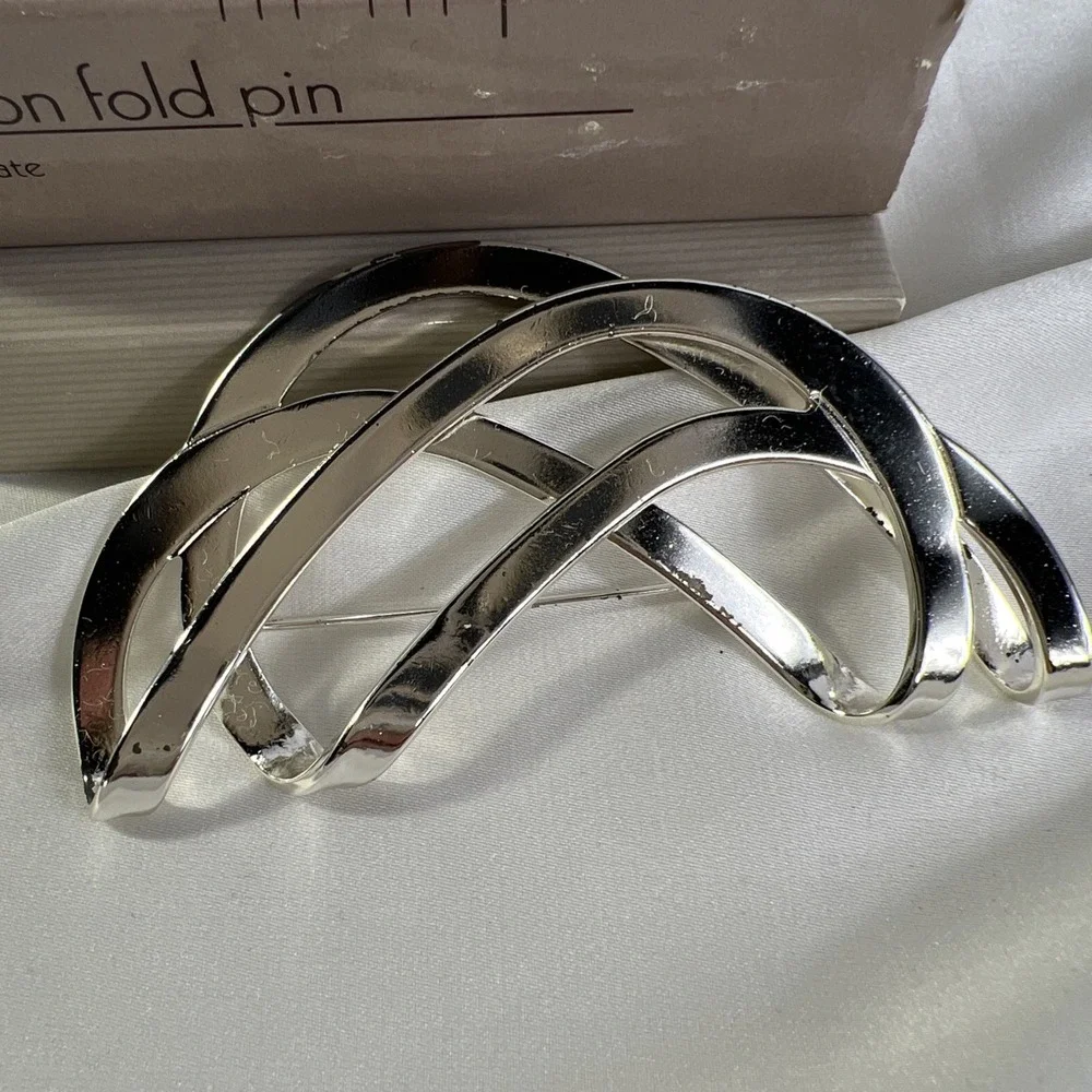 Vinatge Avon 1989 Fashion Fold‎ Pin Silver plate Brooches Paint Is Chipping